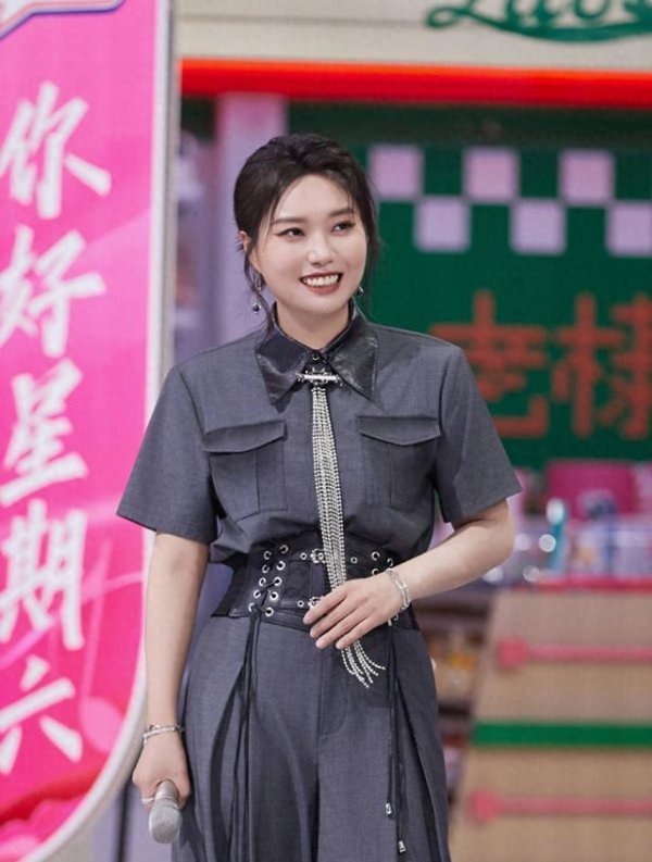 九八策略 李雪琴娱乐圈“治丧”委员超酷！阐述幸福真谛，传递青年人心声