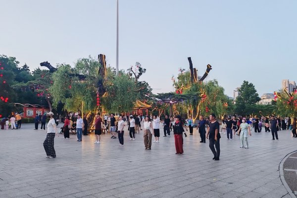公牛配资端 绿美延吉: 人民公园绘就城市慢生活画卷