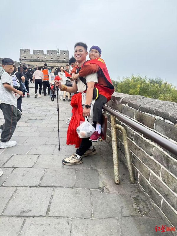 趣策略 对话背母登上八达岭长城的“90后”小伙：母亲平时住养老院，想带她多出来看看