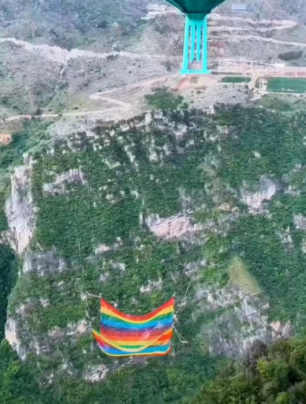 保利配资 20-50米高度自选，下方160㎡安全网接住！花江峡谷大桥无绳蹦极引热议